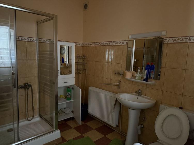 De vanzare apartament de 94MP cu curte de 90 MP