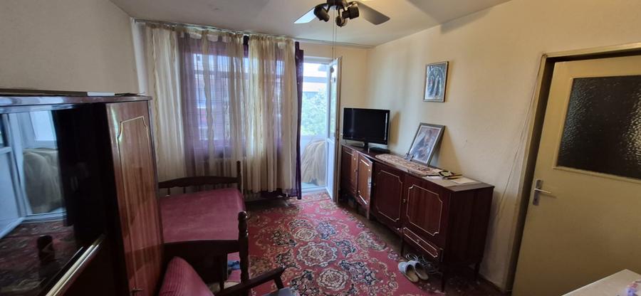 Apartament cu 3 camere decomandate în zona Decebal