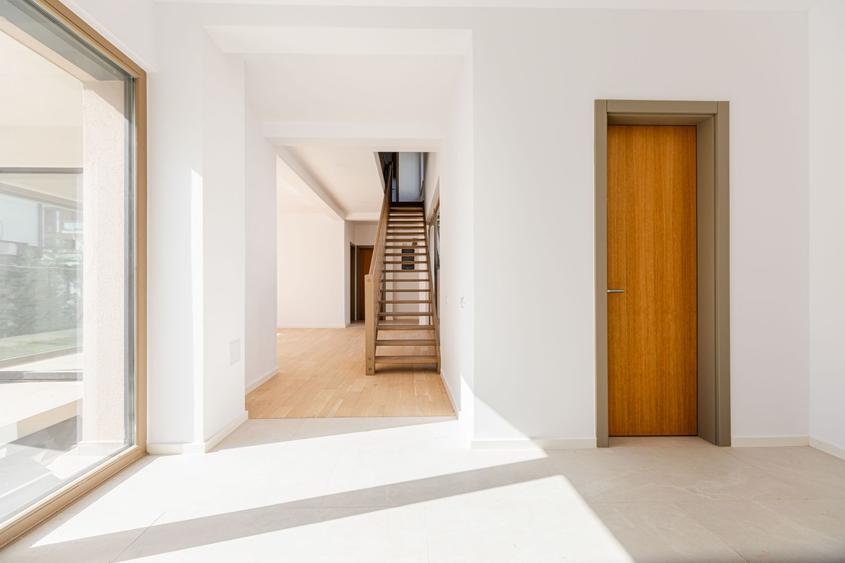 Casa Modernă cu Spații Vitrate Generoase
