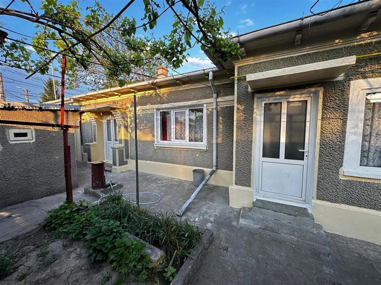 Casa din caramida, teren 180 mp, deschidere dubla, zona Piata Saraca