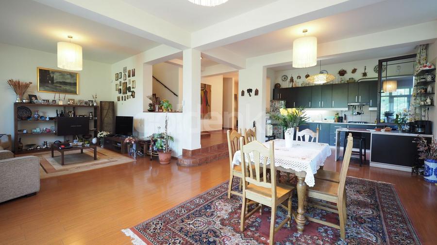 Vila cu 6 camere | gradina atent amenajata | garaj
