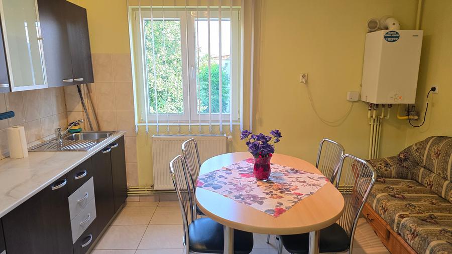 Vand apartament 2 camere decomandat in Deva, situat pe  Bld. Balcescu, etaj 2,