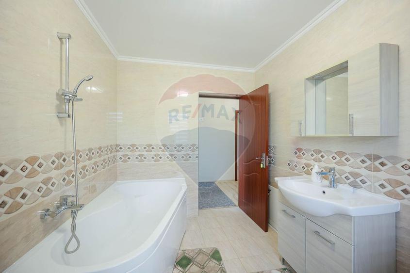 Casă / Vilă de vânzare cu 7 camere, în Haieu