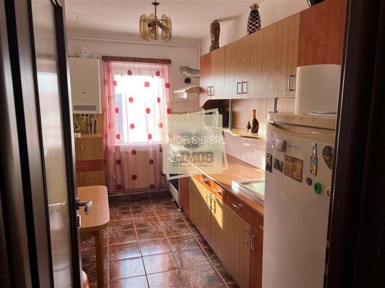 Apartament cu 3 camere decomandat cu balcon in Vasile Aaron - 5