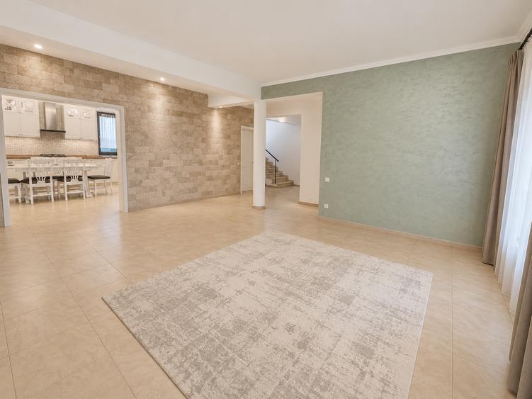 Vila spatioasa de vanzare 7 camere cu gradina amenajata si terasa spectaculoasa