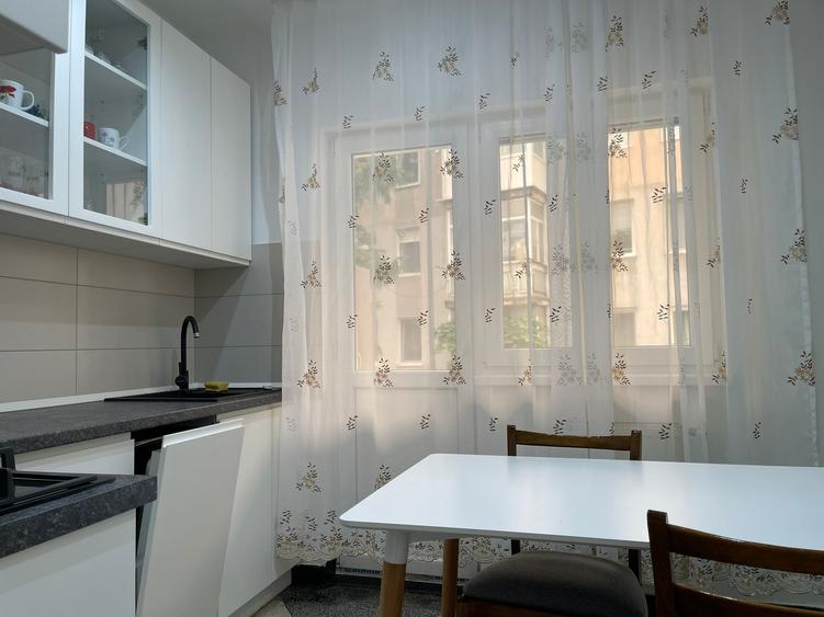 Apartament 3 camere, etaj 1, zona Sud