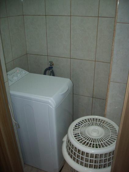 Inchiriez (ofer) apartament 3 camere decomandat , zona centrala , cu parcare