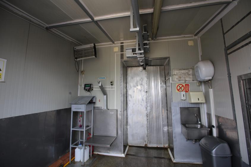 Abator complet functional cu grajduri pentru animale in Bod Colonie