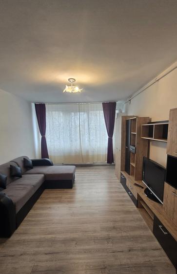 Închiriez garsoniera Tineretului