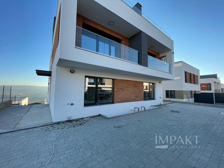 Duplex modern cu terase rooftop și vedere panoramica în Voronet