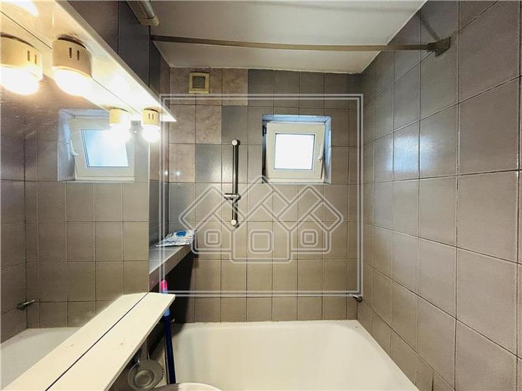 Apartament decomandat, 2 camere, balcon - M. Viteazu
