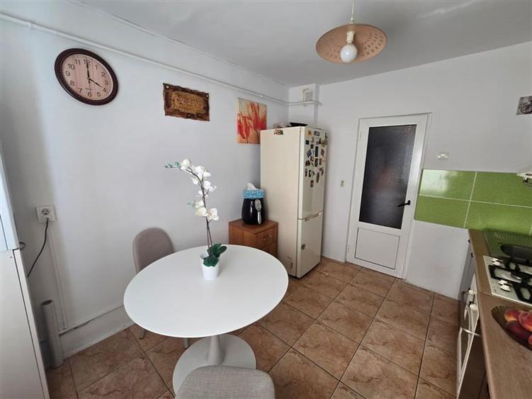 Apartament 3 camere  de vanzare  Tg Cucu - Podul de Fier,