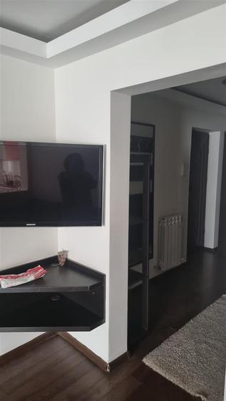 Apartament 3 camere de vanzare - zonă centrală, mobilat și utilat.