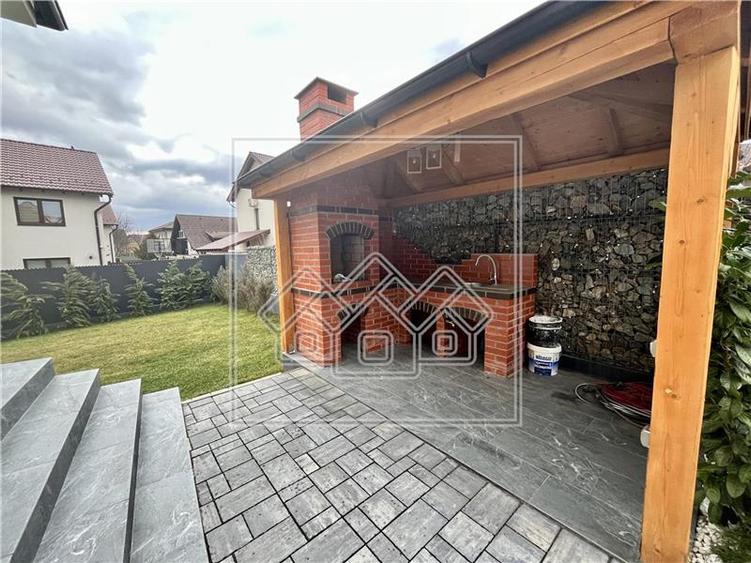 Casa individuala in Selimbar, 4 camere, garaj, curte libera 220 mp