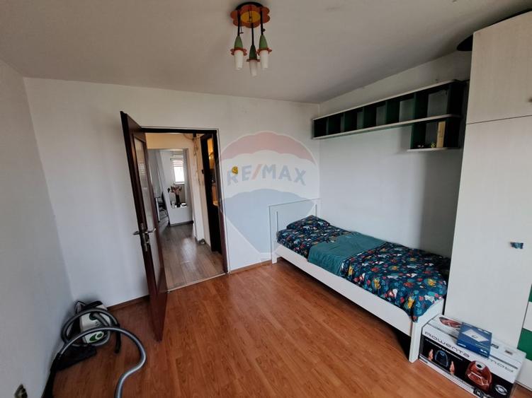 3 camere de închiriat, zona Spitalul Județean