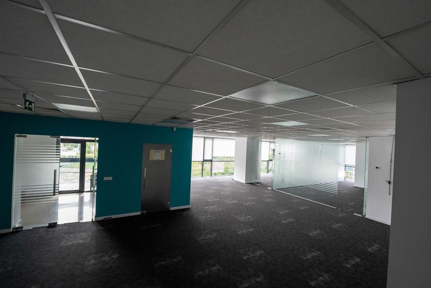 Cladire birouri si spatiu comercial , 830 mp constr, 15 locuri parcare, Chiajna