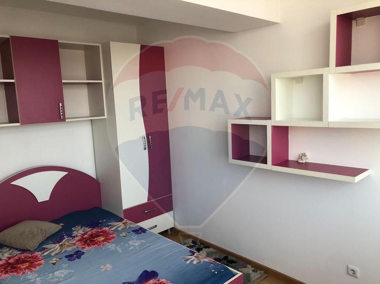 Apartament cu 3 camere de închiriat în zona Nufărul