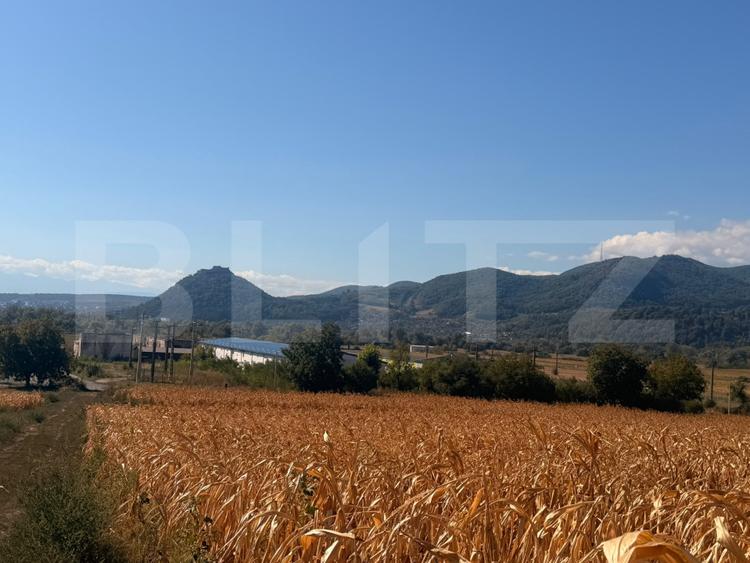 Teren intravilan cu panoramă asupra orașului și utilități complete