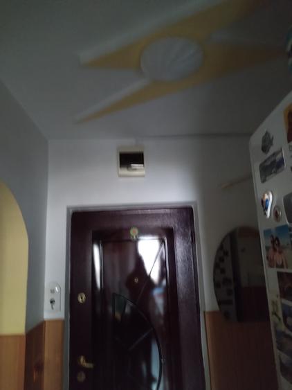 Apartament 3 camere , decomandat, zona Sud (Scoala 1-8), etajul 1/4.