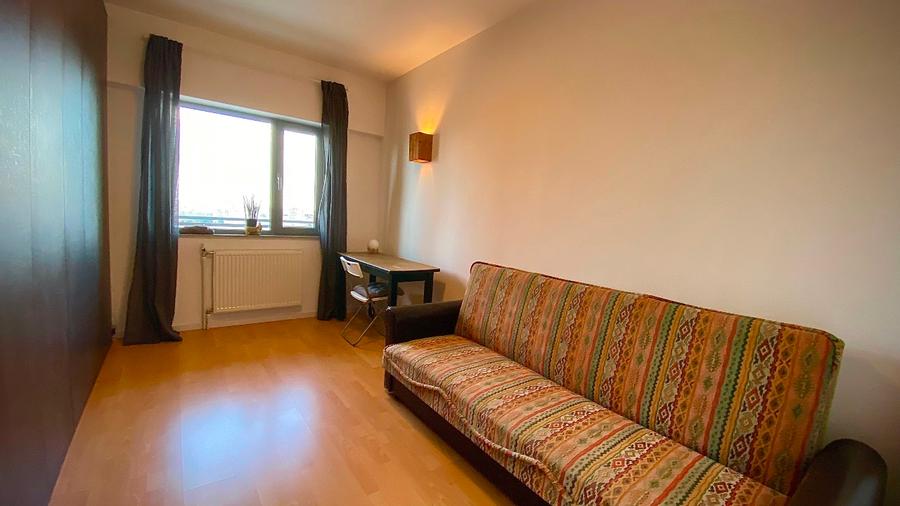 Închiriez apartament cu 3 camere etajul 20