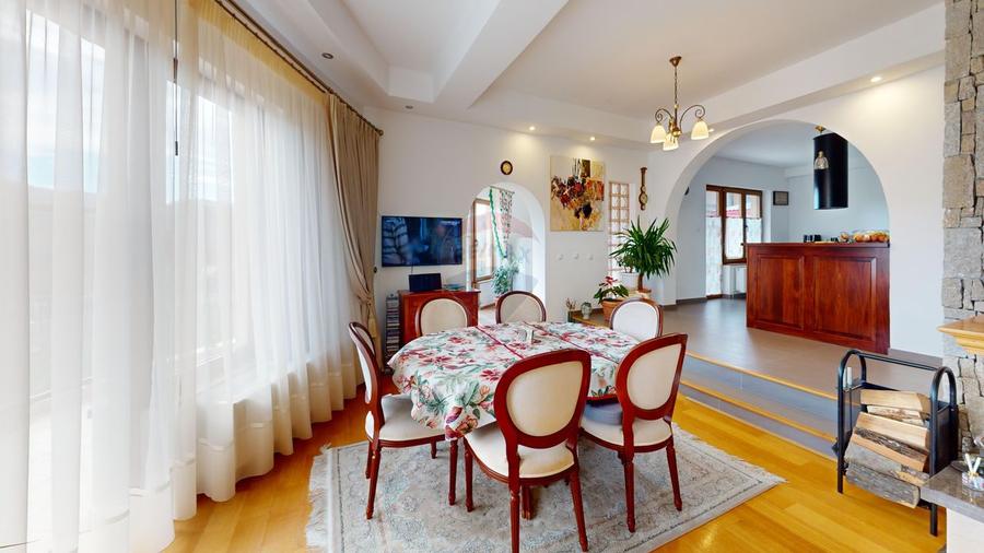 Casă / Vilă de Lux cu 5 camere de vânzare