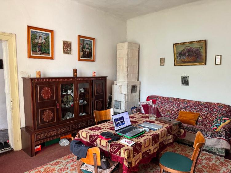 CASA INDIVIDUALA SOLIDA + ANEXE , STR EMINESCU, LA 5 MINUTE DE PIATA MICA