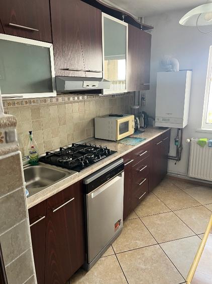 Apartament cu trei camere de închiriat