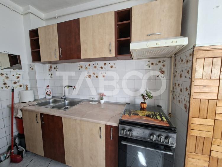 Apartament de inchiriat 2 camere zona Strand etaj 3 bucatarie separata
