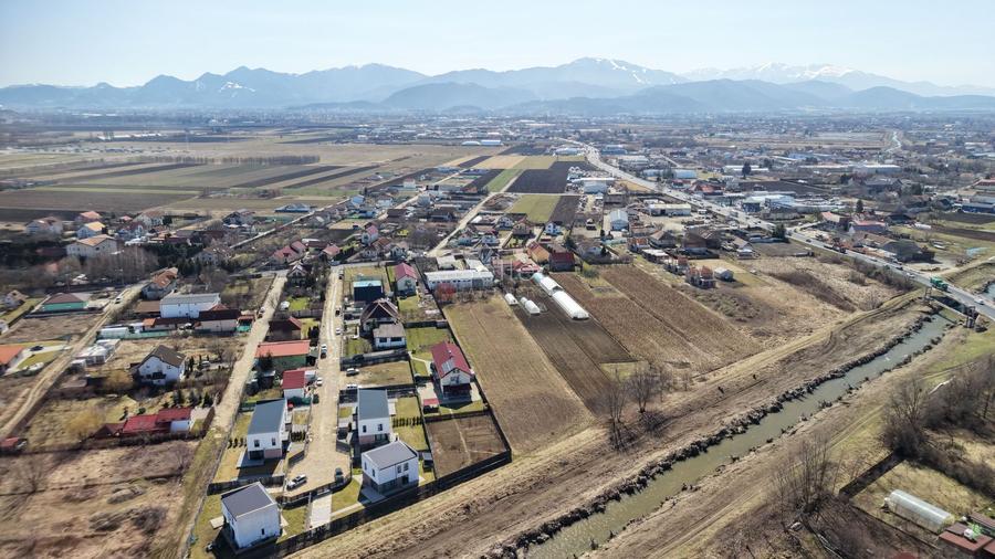 Teren intravilan cu hala construita