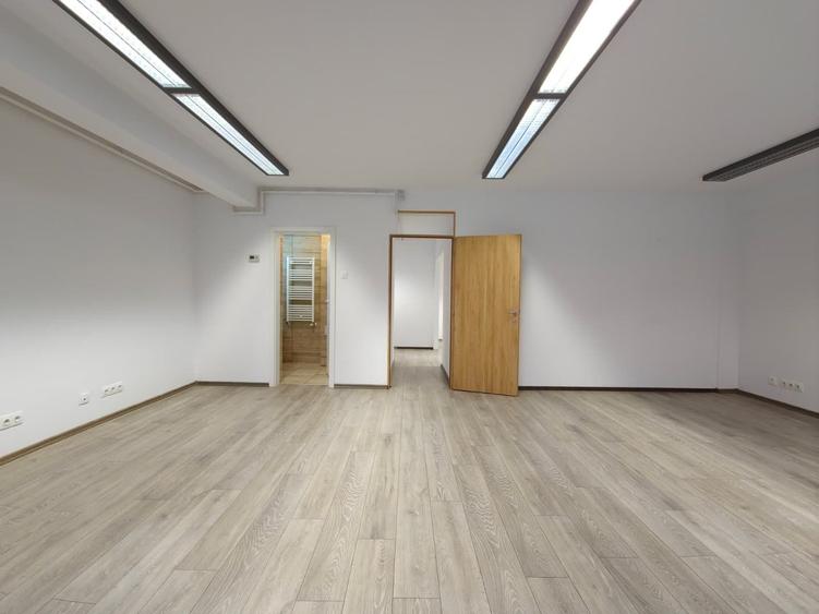 Spatiu birouri luminos, modern, cladire noua, parcare