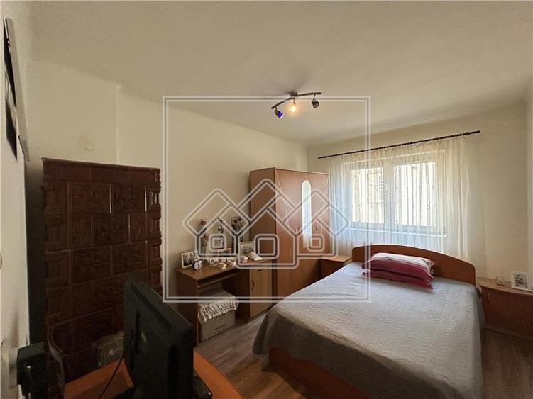 Ap decomandat, cu 2 camere si balcon, etaj 1 - Sura Mica