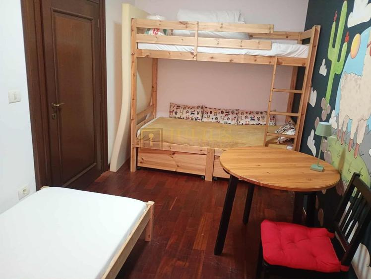 Zona Piata Unirii, pietonala; centrala proprie; doua dormitoare.