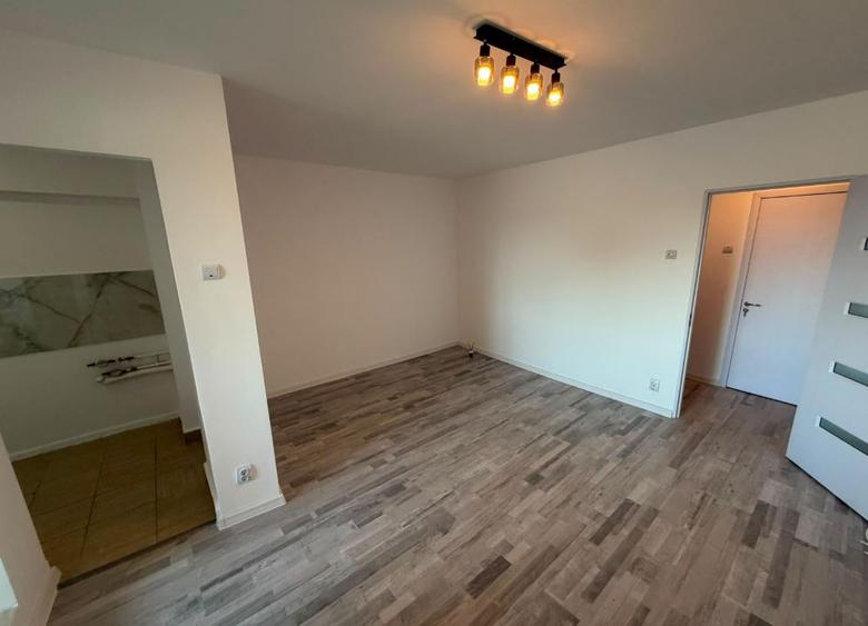 Titan, Metrou,bl.1980,reabilitat,et.10/10,renovata,geam la baie, balcon inchis.