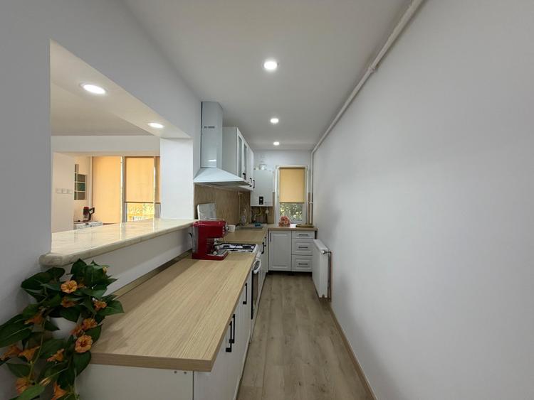 Apartament cu 3 camere, etaj 1/4, decomandat - Cetate
