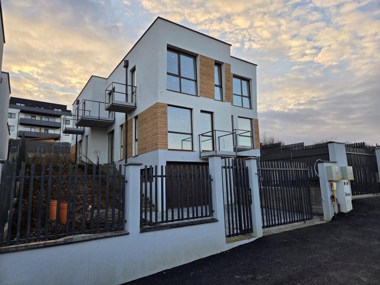 Duplex semifinisat cu 4 camere pe Calea Baciu zona Petrom
