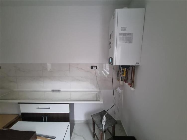 Casa independenta pe 2 nivele, 4 camere, 2 bai, debara cu 3 arii teren in Sancr