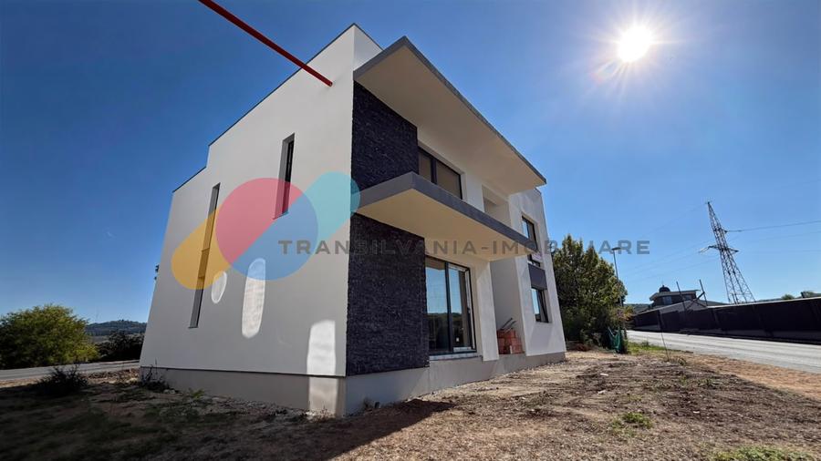 Casă cu terasă panoramică de 120 mp, 4 dormitoare și 4 băi – zona cartier Europa