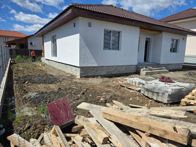 Casa 4 cam.2 băi,1 pivniță 1 dressing,500mp.teren,gard,pavaj
