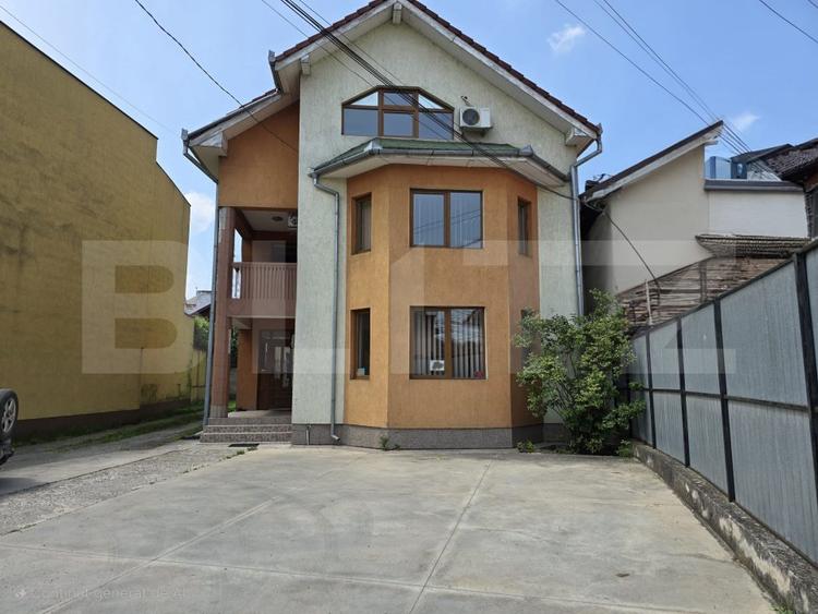 Casa de vanzare, cu 9 camere, 308 mp, zona RrM1