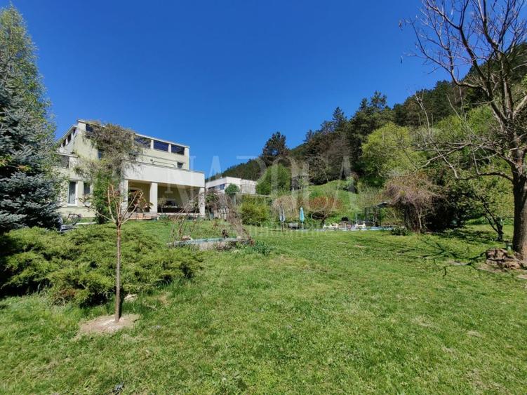 Casa 5 camere de vanzare in Floresti