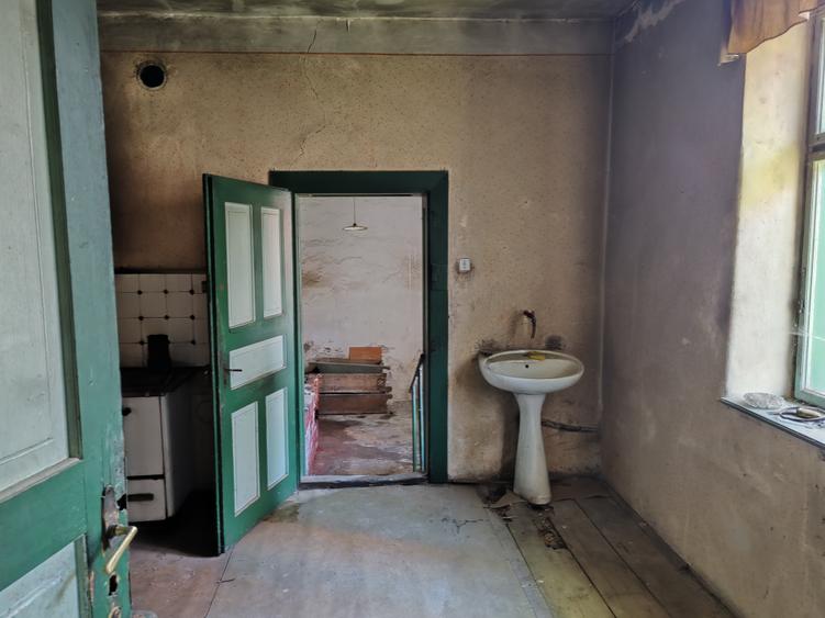 Casa 3 camere libera la vanzare TARLUNGENI