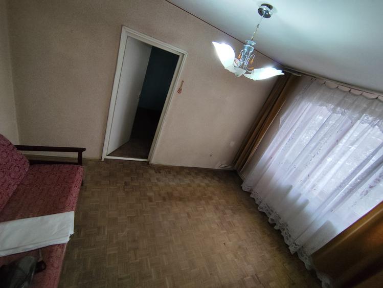 Apartament 3 camere semidecomandat de vânzare – Micro 19, etaj 3, liber
