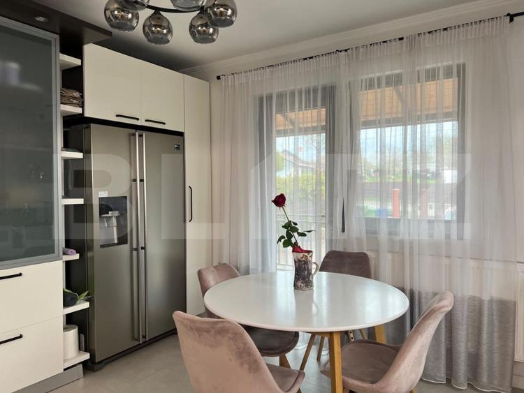 Casa individuala, cu 4 camere, 240 mp, 800 mp teren, zona Burdujeni