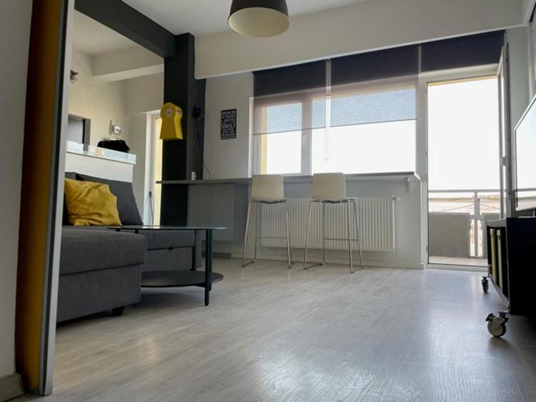 ROMANA,2 camere deosebit, terasa cu vedere superba, centrală proprie