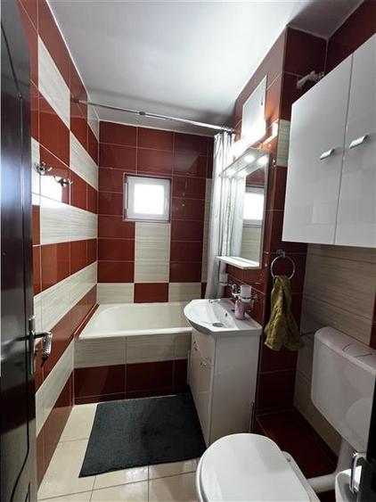 Apartament 3 camere la etaj intermediar si pivnita zona Vasile Aaron