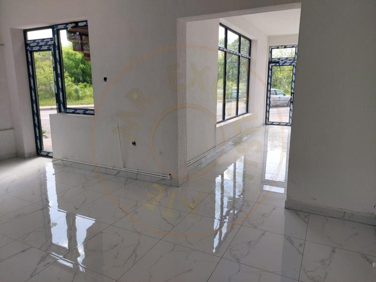 DE INCHIRIAT - renovat - parter si etajul 1 - stradal