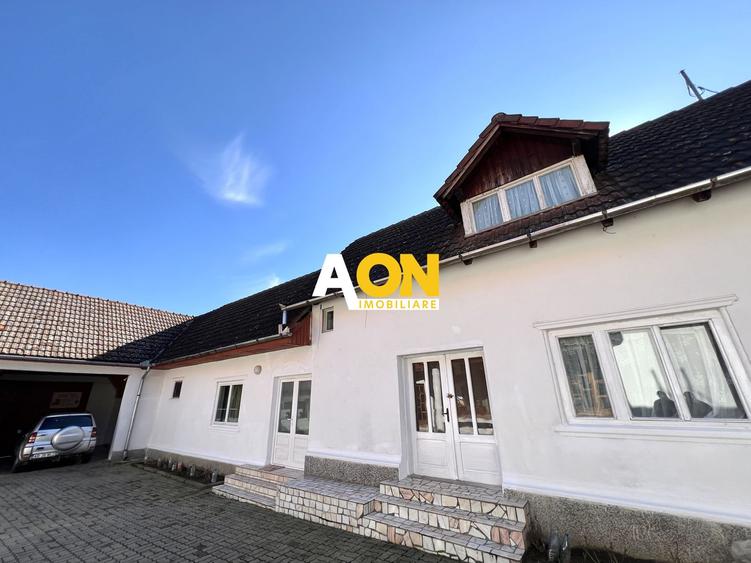 Casa de vanzare pretabila 2 familii, garaj, livada, comuna Pianu