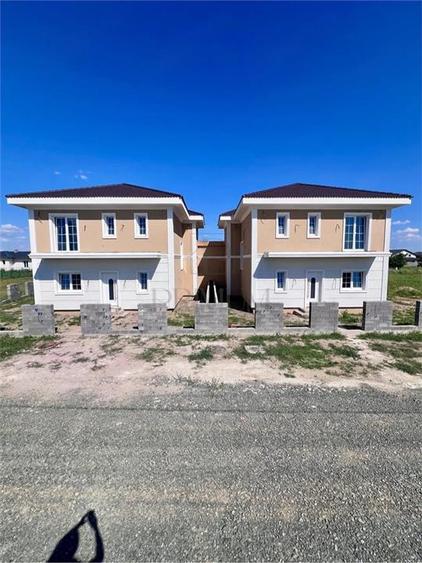 Casa individuala - despartita prin terasa - 4 benzi - zona excelenta - toate uti