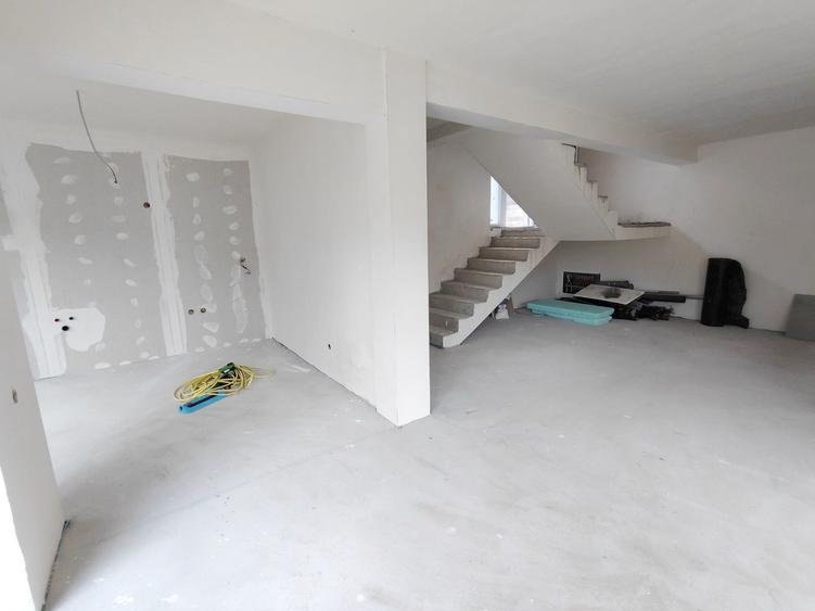 Casa cuplata, noua, intr-o zona de case- linistita,in Dambul Rotund