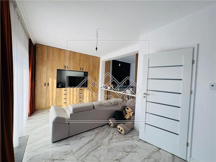 Apartament decomandat cu 2 camere, terasa, mobilat si utilat